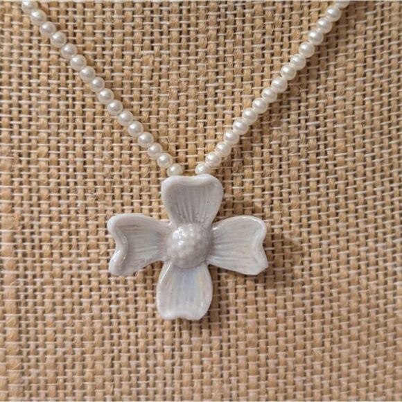 Vintage white beaded‎ necklace with genuine porcelain iridescent flower pendant - Picture 5 of 8